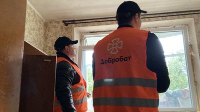 "Ми приїхали з гарячим серцем": волонтери допомагають закривати вікна жителям Балаклії