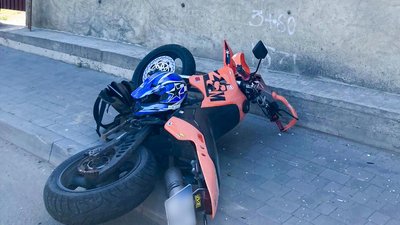 У Чернівцях мотоцикліст в’їхав у бетонну стіну. Чоловік помер у лікарні