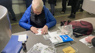 "Зброя Перемоги". Укрпошта випустила нову марку до Дня ЗСУ "Зброя Перемоги". Укрпошта випустила нову марку до Дня ЗСУ