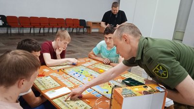 У Сумах старшокласників навчали військових ігор та керуванню безпілотниками