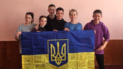 Окопні свічки, маскувальні сітки, малюнки та обереги. Школярі з Кіровоградщини майже два роки допомагають ЗСУ