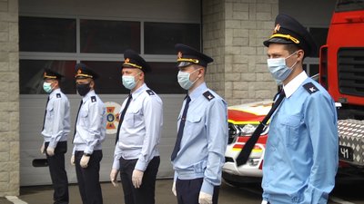 На Житомирщині рятувальникам-випускникам дипломи і погони вперше вручали за місцем служби