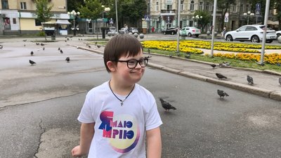 Василь Остроушко із синдромом Дауна любить спілкуватися з однолітками та обійматися Василь Остроушко із синдромом Дауна любить спілкуватися з однолітками та обійматися