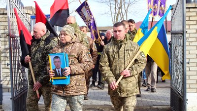 У громаді на Тернопільщині попрощалися із загиблим бійцем Василем Бабінцем У громаді на Тернопільщині попрощалися із загиблим бійцем Василем Бабінцем