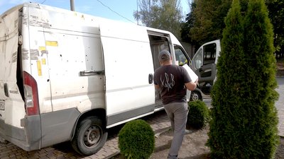 Волонтер розвантажує гуманітарну допомогу, Донеччина Волонтер розвантажує гуманітарну допомогу, Донеччина