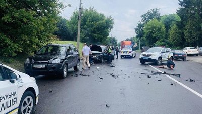 На Рівненщині водій легковика втікав від поліції. У результаті — травмував патрульного На Рівненщині водій легковика втікав від поліції. У результаті — травмував патрульного