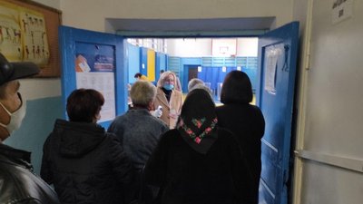 Давидківці. Дільниця №681078, при вході вимірюють температуру Давидківці. Дільниця №681078, при вході вимірюють температуру