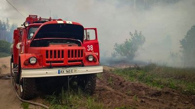 Пожежна машина в лісі на місці займання Пожежна машина в лісі на місці займання