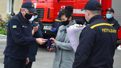 На Хмельниччині нагородили жінку, яка врятувала двох дітей під час пожежі