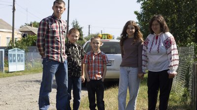 Хліб купують усім селом: родина на Волині готує випічку, а гроші передає на сітки для ЗСУ Хліб купують усім селом: родина на Волині готує випічку, а гроші передає на сітки для ЗСУ