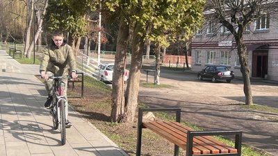 Хлопець катається на велосипеді Хлопець катається на велосипеді