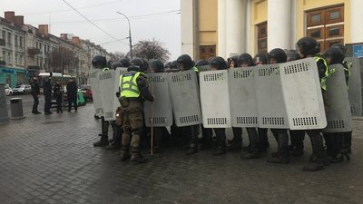 У Вінницьку обласну раду хотіли проникнути молодики. У Вінниці провели тактико-спеціальні навчання
