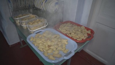 За раз наліплюють до трьох тисяч вареників. На Вінниччині господині готують вареники для бійців За раз наліплюють до трьох тисяч вареників. На Вінниччині господині готують вареники для бійців