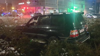 В Ужгороді водій "Land Cruiser" заїхав на коло на перехресті В Ужгороді водій "Land Cruiser" заїхав на коло на перехресті