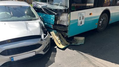 У Сумах автівка зіткнулася з тролейбусом У Сумах автівка зіткнулася з тролейбусом