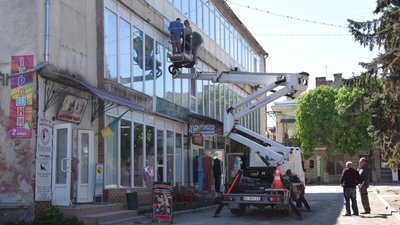 В історичній частині міста на Тернопільщині демонтували рекламу В історичній частині міста на Тернопільщині демонтували рекламу
