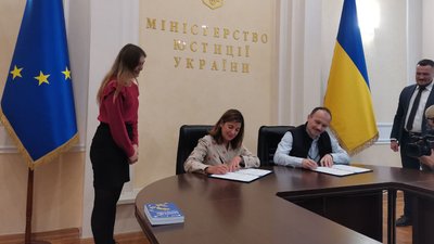 МКЗБ підписала меморандум з Україною. Кетрін Бомбергер та Денис Малюська. МКЗБ підписала меморандум з Україною. Кетрін Бомбергер та Денис Малюська.