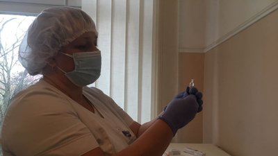 На Буковині вакцинують від грипу медпрацівників, які працюють з інфікованими