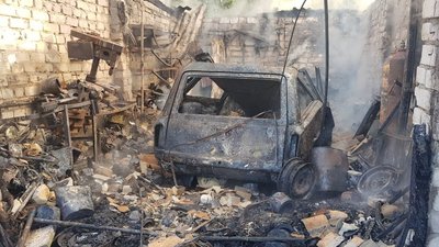 У Малій Данилівці під Харковом внаслідок обстрілу РФ згоріли 6 гаражів та 4 авто У Малій Данилівці під Харковом внаслідок обстрілу РФ згоріли 6 гаражів та 4 авто