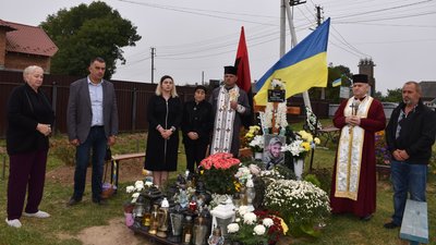 Поминальна панахида за воїном біля його могили