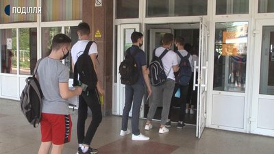 На основну сесію ЗНО зареєструвалося 11735 мешканців Хмельниччини. Фото: Суспільне На основну сесію ЗНО зареєструвалося 11735 мешканців Хмельниччини. Фото: Суспільне