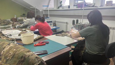 На підприємстві працюють як місцеві, так і переселенці На підприємстві працюють як місцеві, так і переселенці