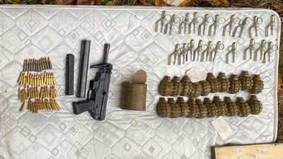 Закопав зброю та наркотики у діжках на прикордонні Чернігівщини: поліція затримала підозрюваного, який був у розшуку