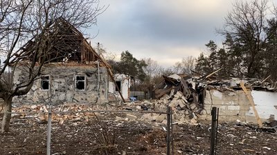 Пам’ять про жителів громади, які загинули через росіян: житель Чернігівщини встановив на території підприємства стелу
