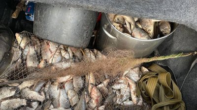 400 карасів. На Дніпропетровщині за незаконний вилов риби затримали чоловіка