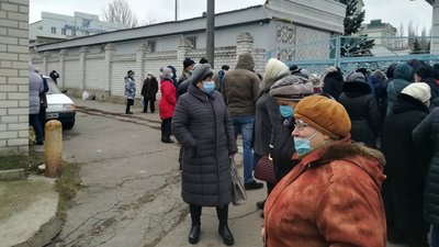 Херсонці стоять у довгих чергах від світанку, щоб змінити постачальника газу