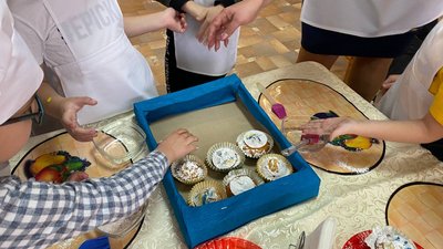 Гостинці, тим хто їх захищає: у Черкасах діти печуть кекси для військових Гостинці, тим хто їх захищає: у Черкасах діти печуть кекси для військових