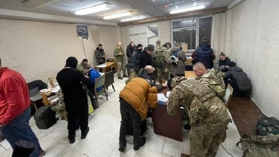 Черга з охочих вступити до тероборони Черга з охочих вступити до тероборони