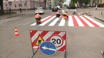 У Житомирі розмітку на пішохідному переході прикрасили орнаментом з вишивкою У Житомирі розмітку на пішохідному переході прикрасили орнаментом з вишивкою
