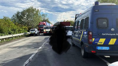 Рух ускладнено: поблизу Ужгорода сталася автопригода за участі п'ятьох автомобілів Рух ускладнено: поблизу Ужгорода сталася автопригода за участі п'ятьох автомобілів