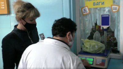 На херсонських ринках ваги перевіряють на точність, а продавців - на чесність