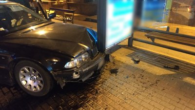 Легковик в'їхав у зупинку. Що відомо про ДТП у Рівному Легковик в'їхав у зупинку. Що відомо про ДТП у Рівному