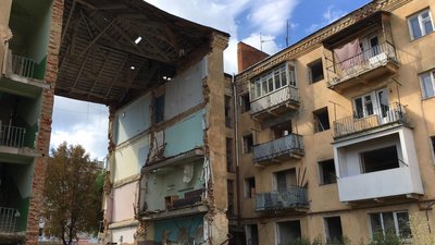 Аварійний будинок у Дрогобичі демонтують