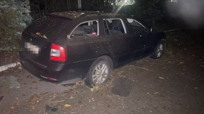 Пошкоджена автівка унаслідок атаки РФ на Хмельниччину