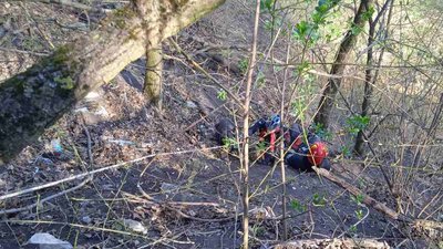 На Хмельниччині хлопця з собакою рятували з каньйону