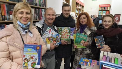 Кропивничани облаштовують бібліотеки для дитячих лікарень. Для цього витратили "ковідну" тисячу