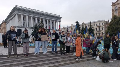 На Хрещатику зупинили рух, щоб вшанувати пам'ять загиблих військових