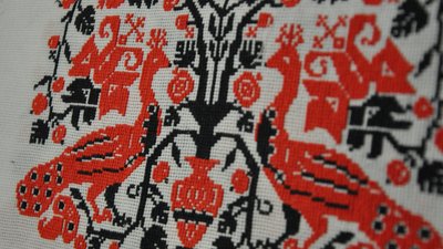 "Коли вишиваю – душа співає". 76-річна жителька селища на Дніпропетровзині вишиває сорочки та рушники "Коли вишиваю – душа співає". 76-річна жителька селища на Дніпропетровзині вишиває сорочки та рушники
