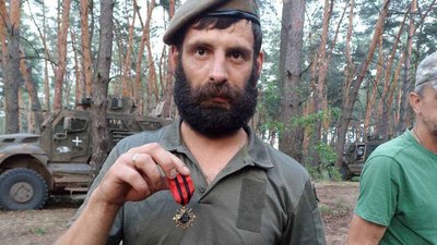 Воює з 2015 року: бійця з Тернопільщини відзначили "Золотим хрестом" від Головнокомандувача ЗСУ