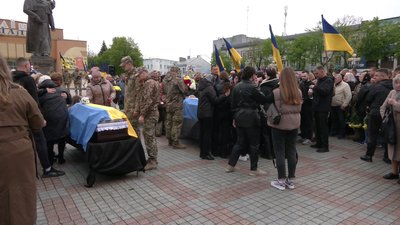 У Рівному попрощалися з військовими Сергієм Стрільцем та Артемом Грачовим У Рівному попрощалися з військовими Сергієм Стрільцем та Артемом Грачовим