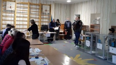 У Житомирі запрацювали дві дільниці, де не встигли вчасно поставити кабінки для голосування У Житомирі запрацювали дві дільниці, де не встигли вчасно поставити кабінки для голосування