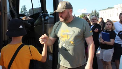 Сергій Гамалій проводжає дітей з Хмельниччини на відпочинок до Франції. 5.08.2022 рік. Сергій Гамалій проводжає дітей з Хмельниччини на відпочинок до Франції. 5.08.2022 рік.