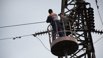 Енергетики відновлюють лінії Енергетики відновлюють лінії