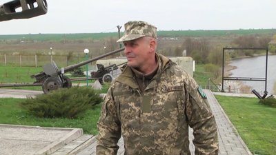 Андрій повернувся з закордону, аби стати на захист України. Андрій повернувся з закордону, аби стати на захист України.