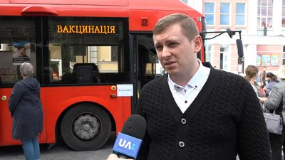 У Житомирі бажаючих вакцинують від коронавірусу в мобільному пункті, облаштованому в автобусі У Житомирі бажаючих вакцинують від коронавірусу в мобільному пункті, облаштованому в автобусі