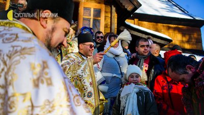 "Проживіть. Прослухайте, прочуйтеся!". Репортаж про коляду й Різдво в Криворівні "Проживіть. Прослухайте, прочуйтеся!". Репортаж про коляду й Різдво в Криворівні